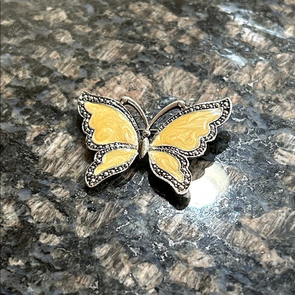 Avon 1991 Whispering Wings butterfly pin brooch with a silver-tone metal finish - Picture 2 of 3